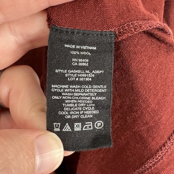 THEORY Men's Large Red Crewneck 100% Wool Sweater Long Sleeve Shirt Lightweight - Picture 4 of 7